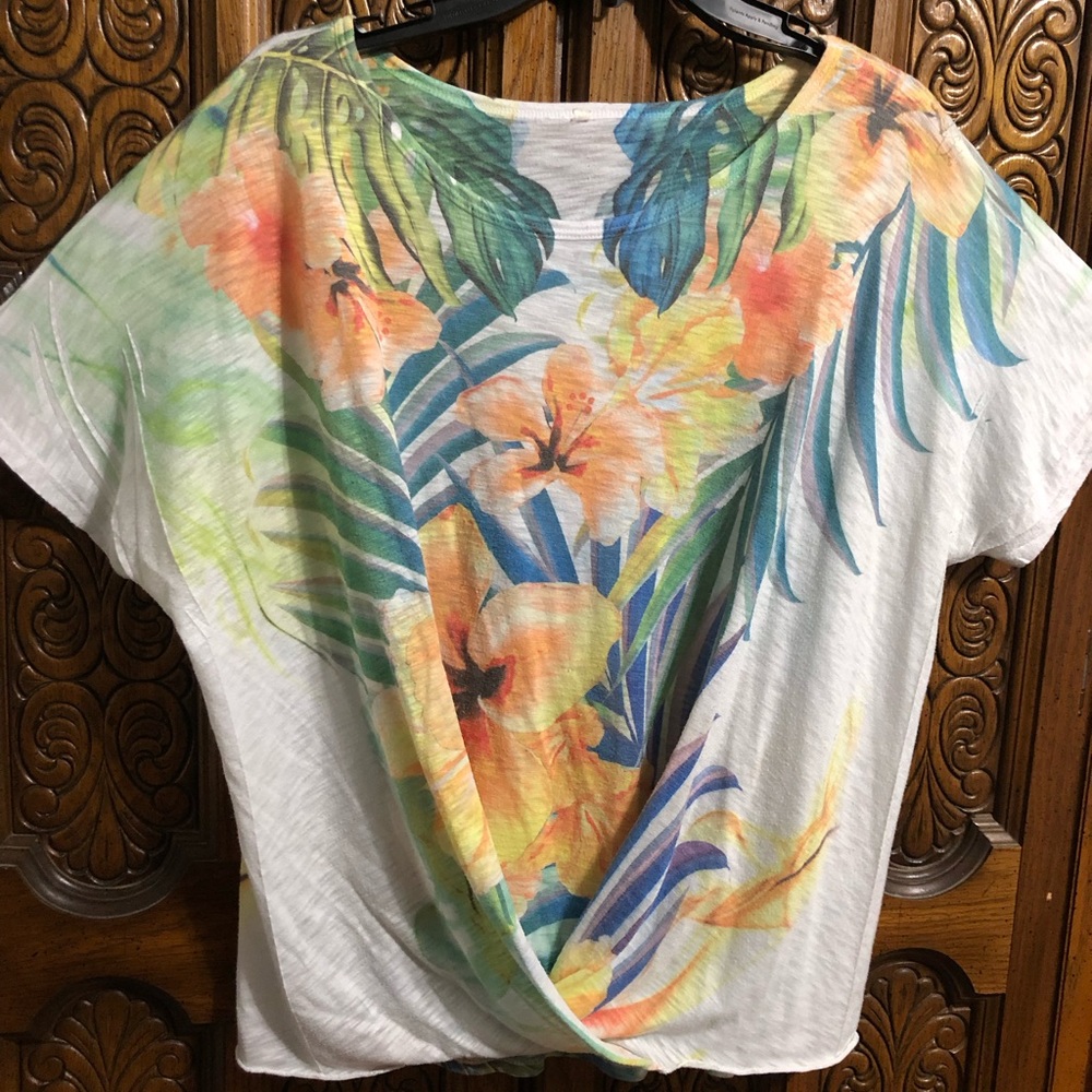 🌺Tropical 🌴 Woman’s Shirt.🌺🦜